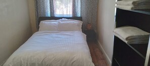 1 chambre, fer et planche à repasser, Wi-Fi gratuit, draps fournis