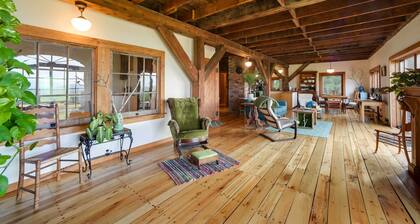 Breathtaking Mtn Views: Stylish Rustic Retreat!