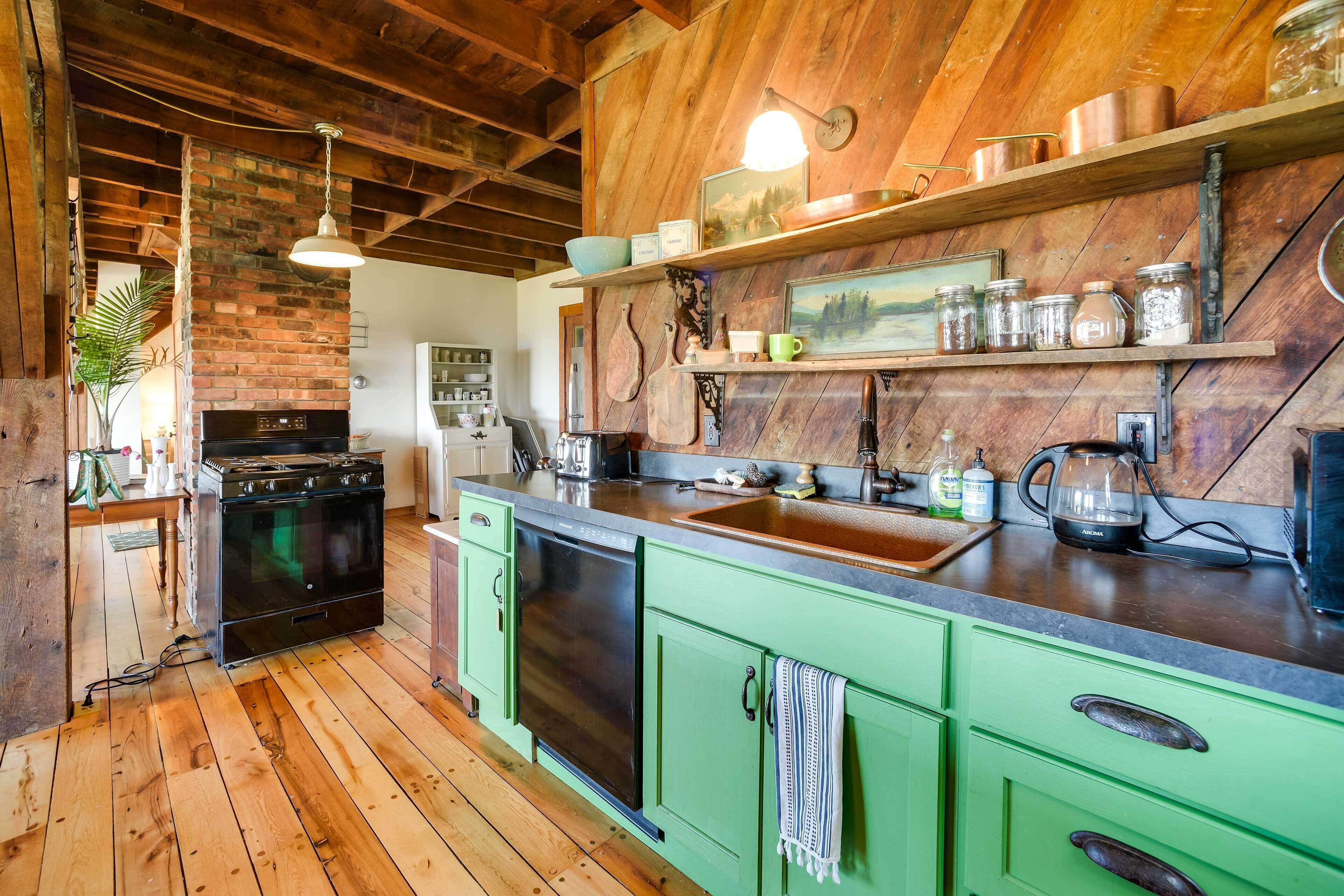 Bennington Cabin w/ Deck & Views of 3 States!