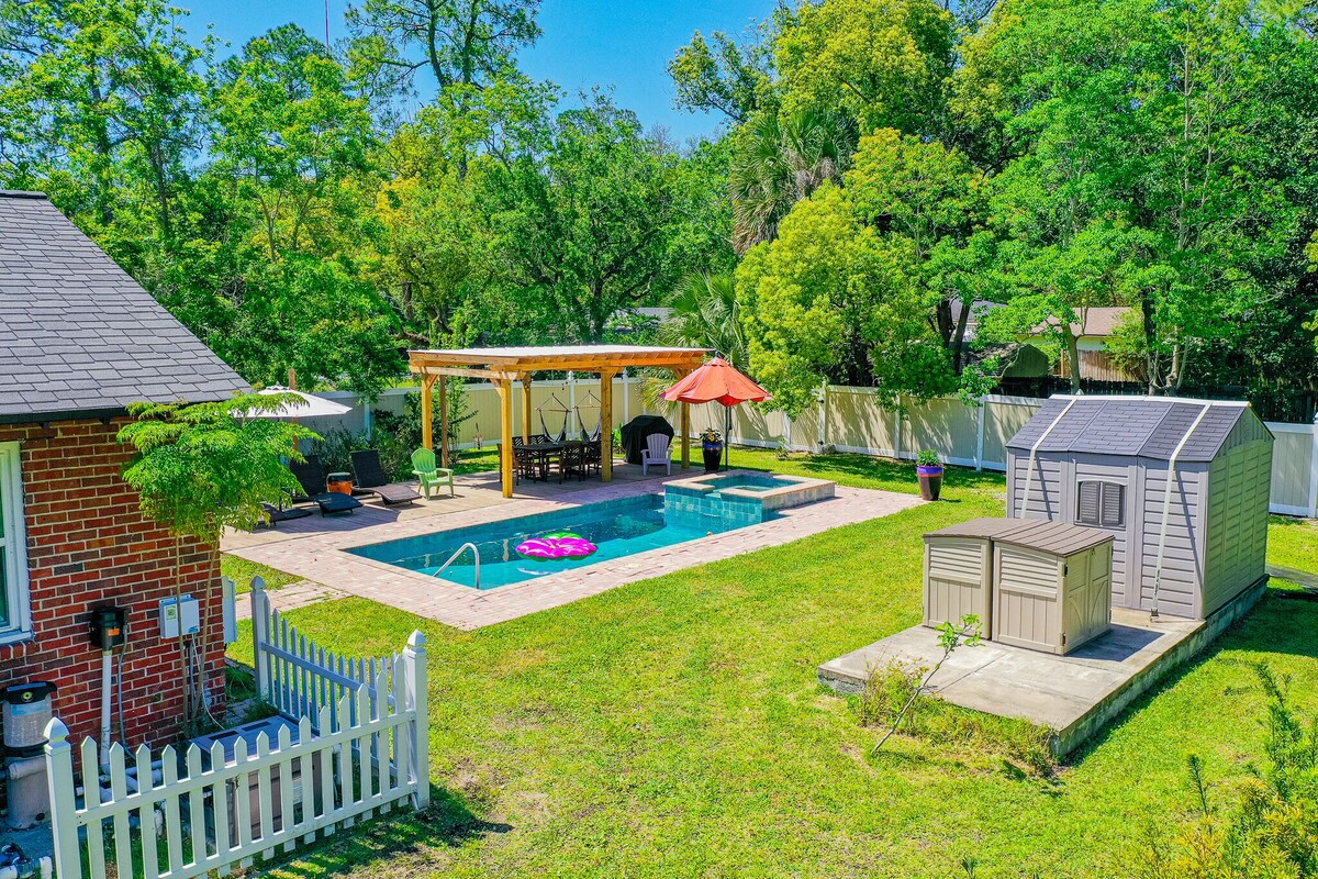 Lux Oasis: Heated Pool, Spa/Hot Tub, and Grill Retreat