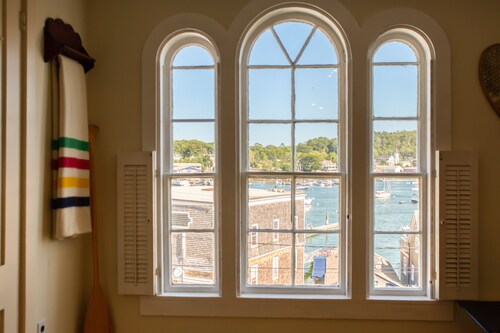 Downtown Boothbay Harbor Vintage Summer Camp Suite