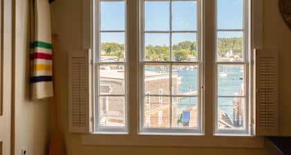 Downtown Boothbay Harbor Vintage Summer Camp Suite