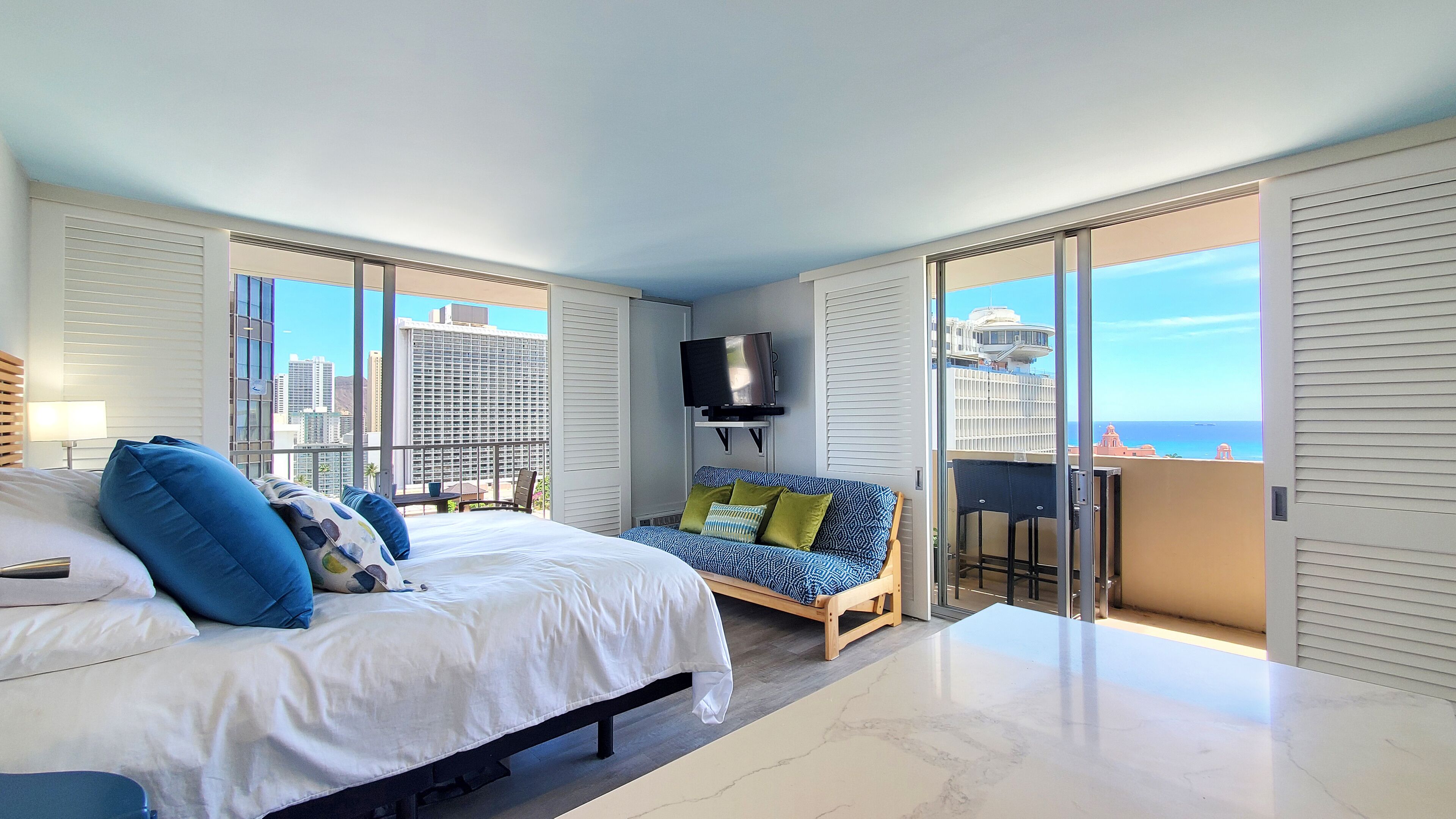 Bureau, fer et planche à repasser, Wi-Fi gratuit, draps fournis