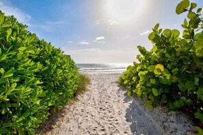 Una spiaggia nelle vicinanze, lettini da mare, teli da spiaggia