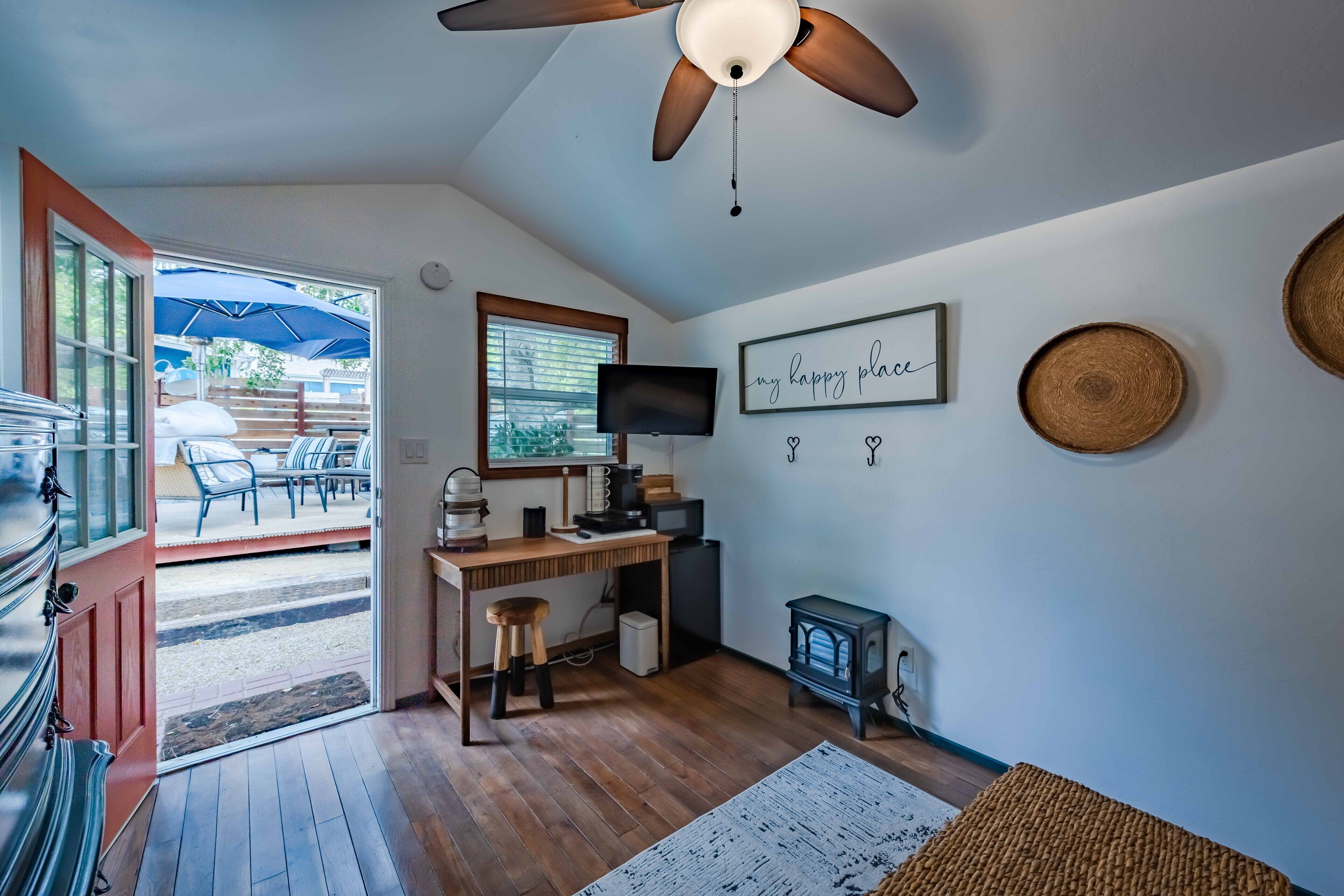 2BR/1BA Glamping in a Cabin & Treehouse in Cambria’s Lodge Hill.