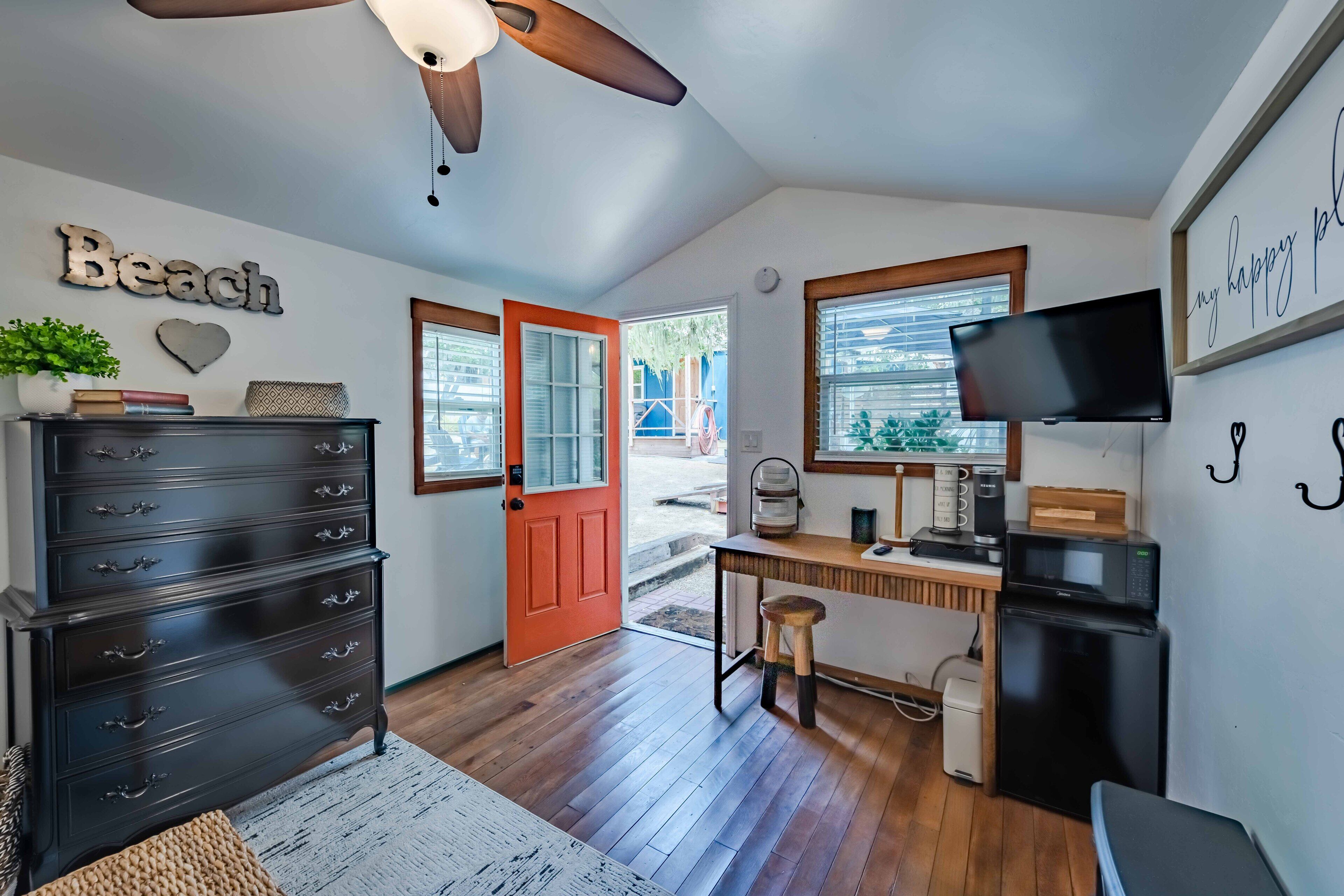 2BR/1BA Glamping in a Cabin & Treehouse in Cambria’s Lodge Hill.