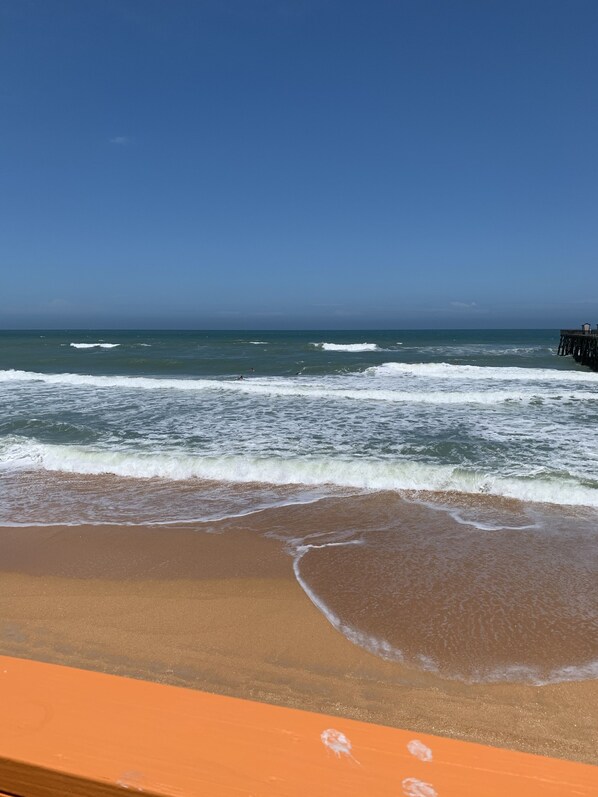 Perto da praia, espreguiçadeiras, toalhas de praia
