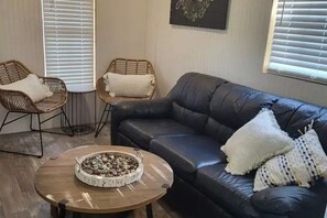 Smart TV, DVD player - River Rock Cabin 11 - Wilderness RV & Adventure Park (Tahlequah)