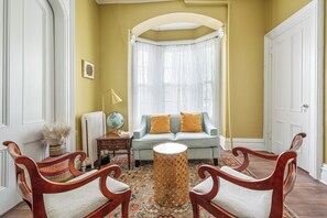 Deluxe-Suite, 1 Queen-Bett | Wohnbereich | 32-Zoll-Smart-TV mit Digitalempfang, Fernseher, Netflix