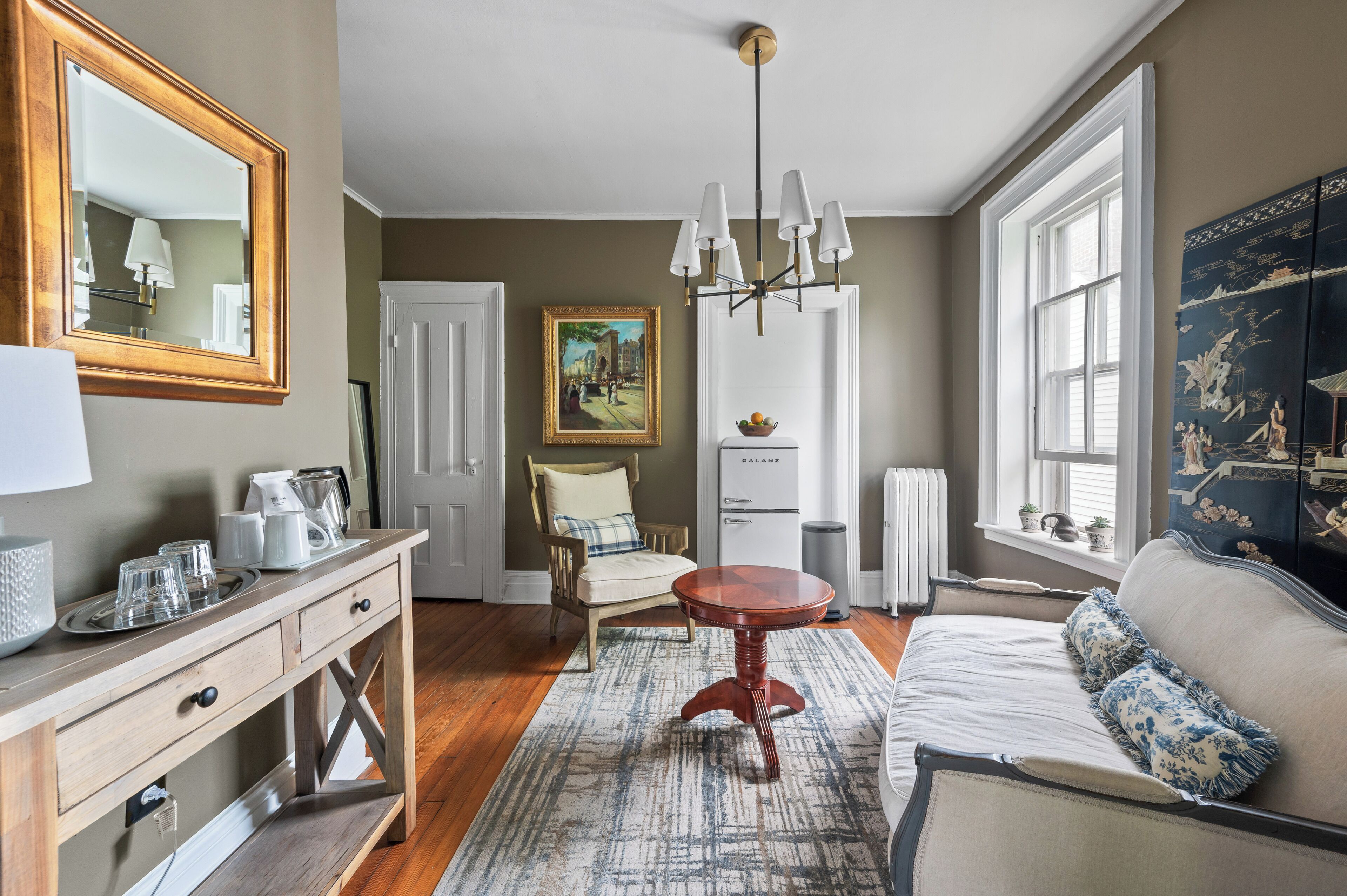 Superior Suite | Living area | 32-inch Smart TV with digital channels, TV, Netflix