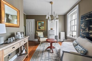 Superior-Suite | Wohnbereich | 32-Zoll-Smart-TV mit Digitalempfang, Fernseher, Netflix