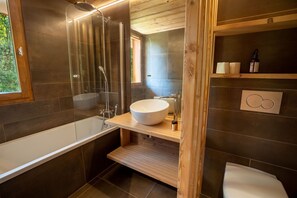 Bathtub, free toiletries, hair dryer, towels