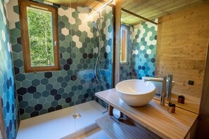 Bathtub, free toiletries, hair dryer, towels