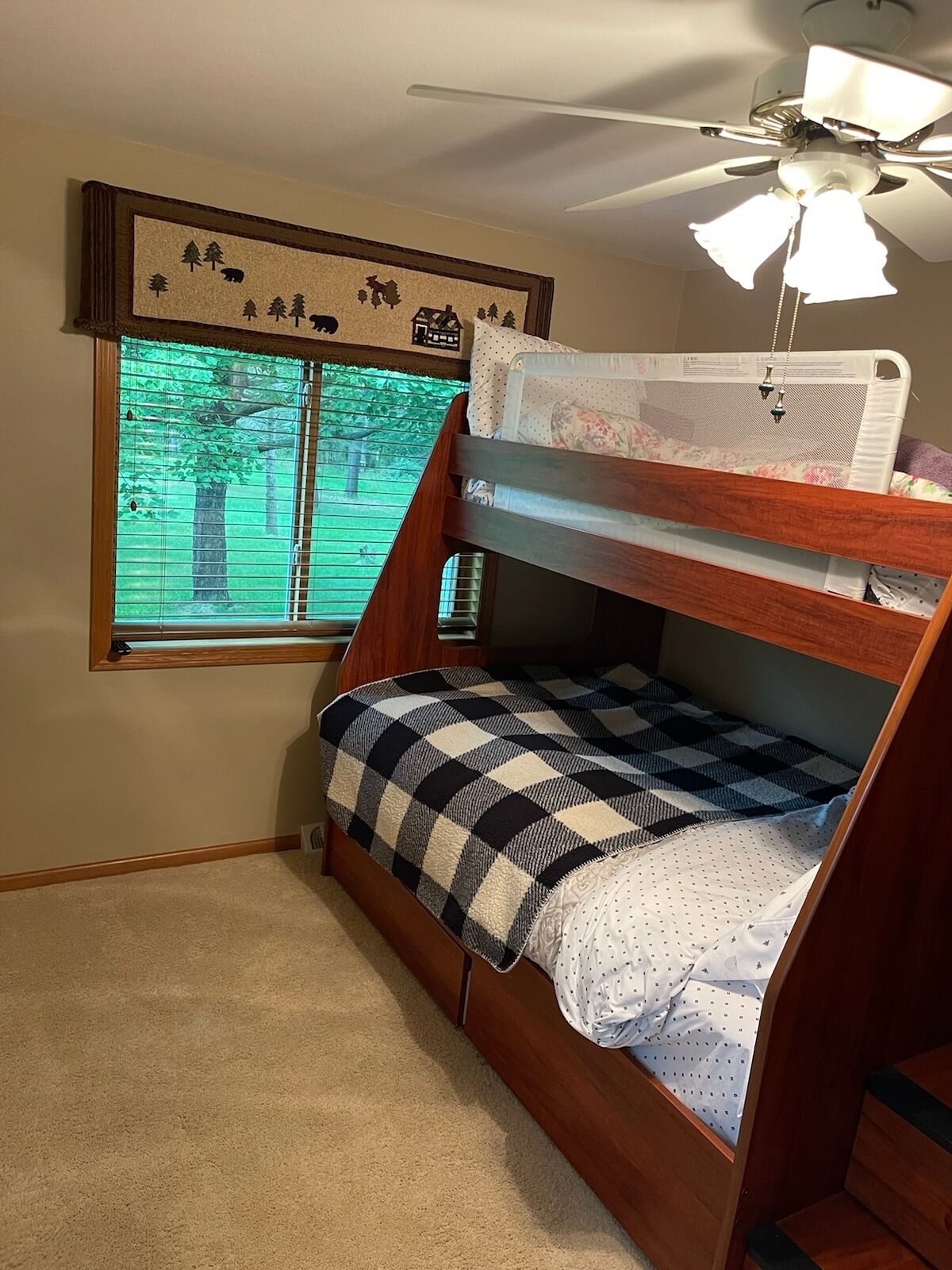 PEACEFUL GATAWAY NEAR CASTLE ROCK LAKE