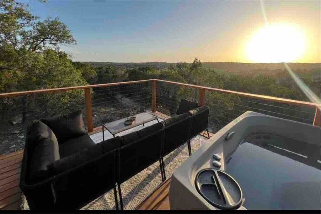 Lone Star Cabin _ Hilltop Views/Hot Tub/King Beds