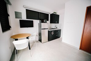 Refrigerador, microondas, parrilla de estufa y cafetera y tetera 