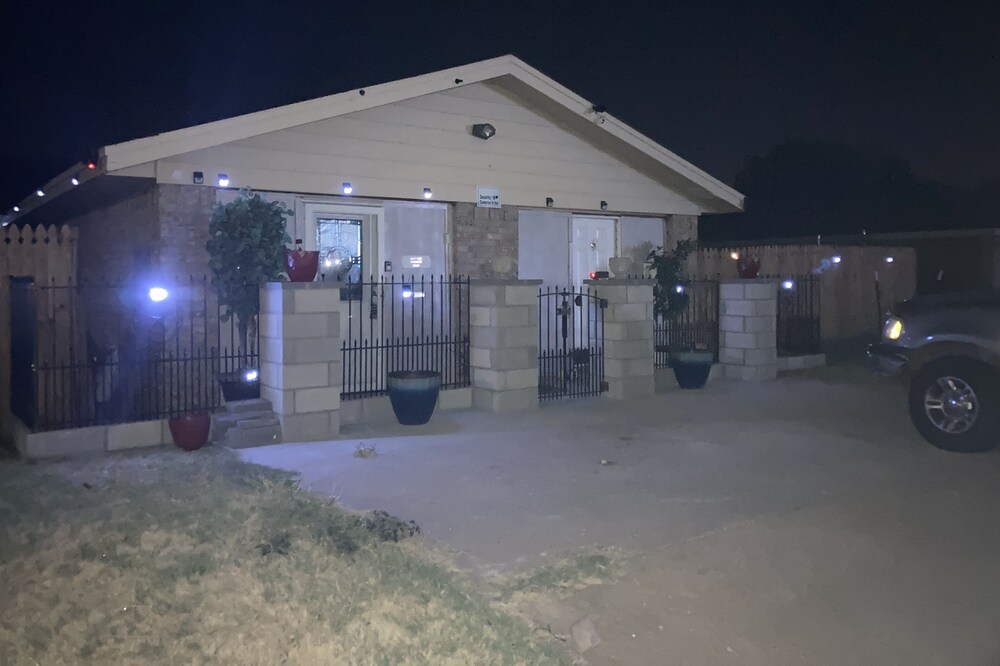 B102-B 1 Bedroom 1 Bath with backyard