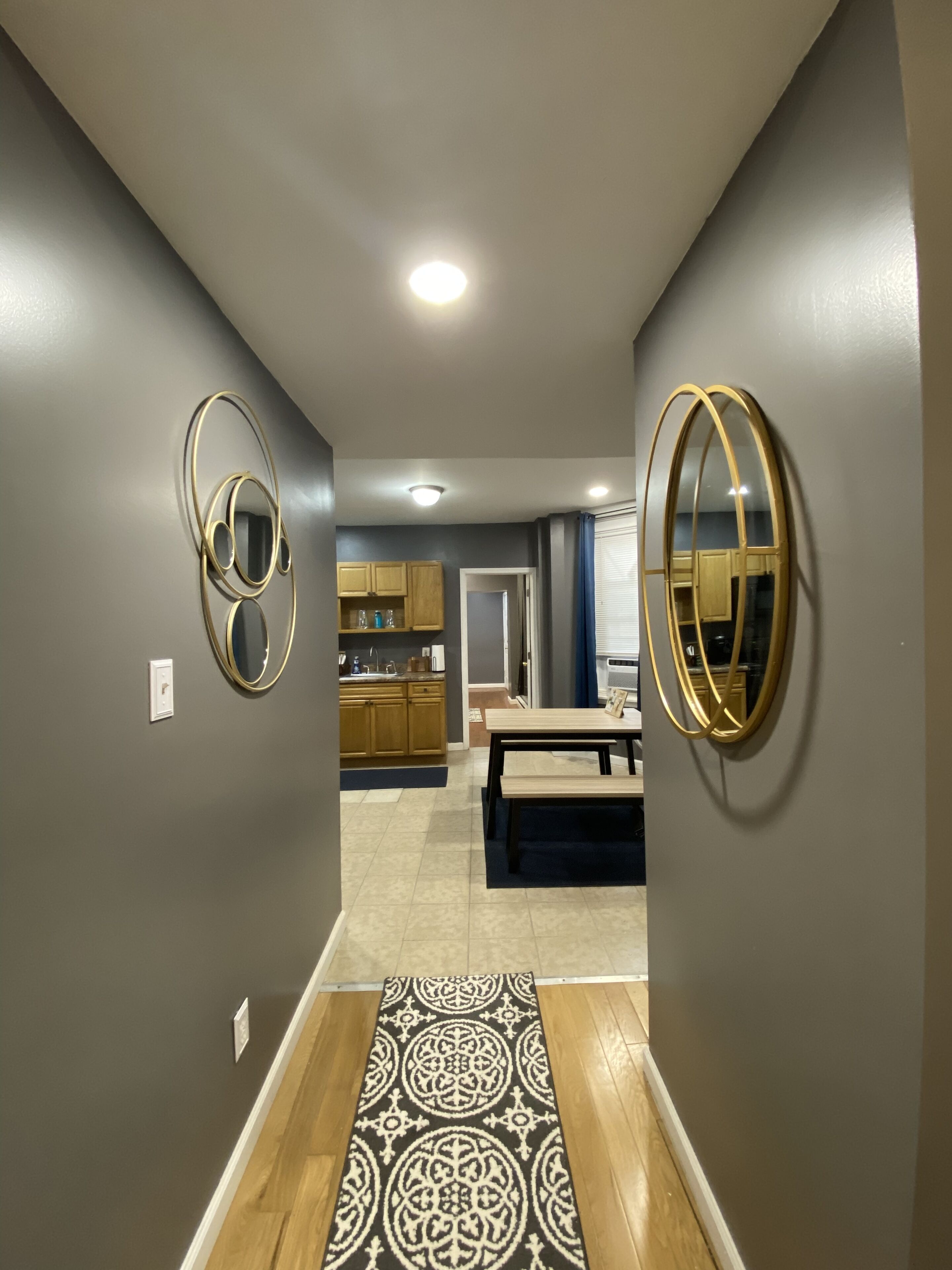 Clean Modern Minutes from Downtown Pet Friendly 