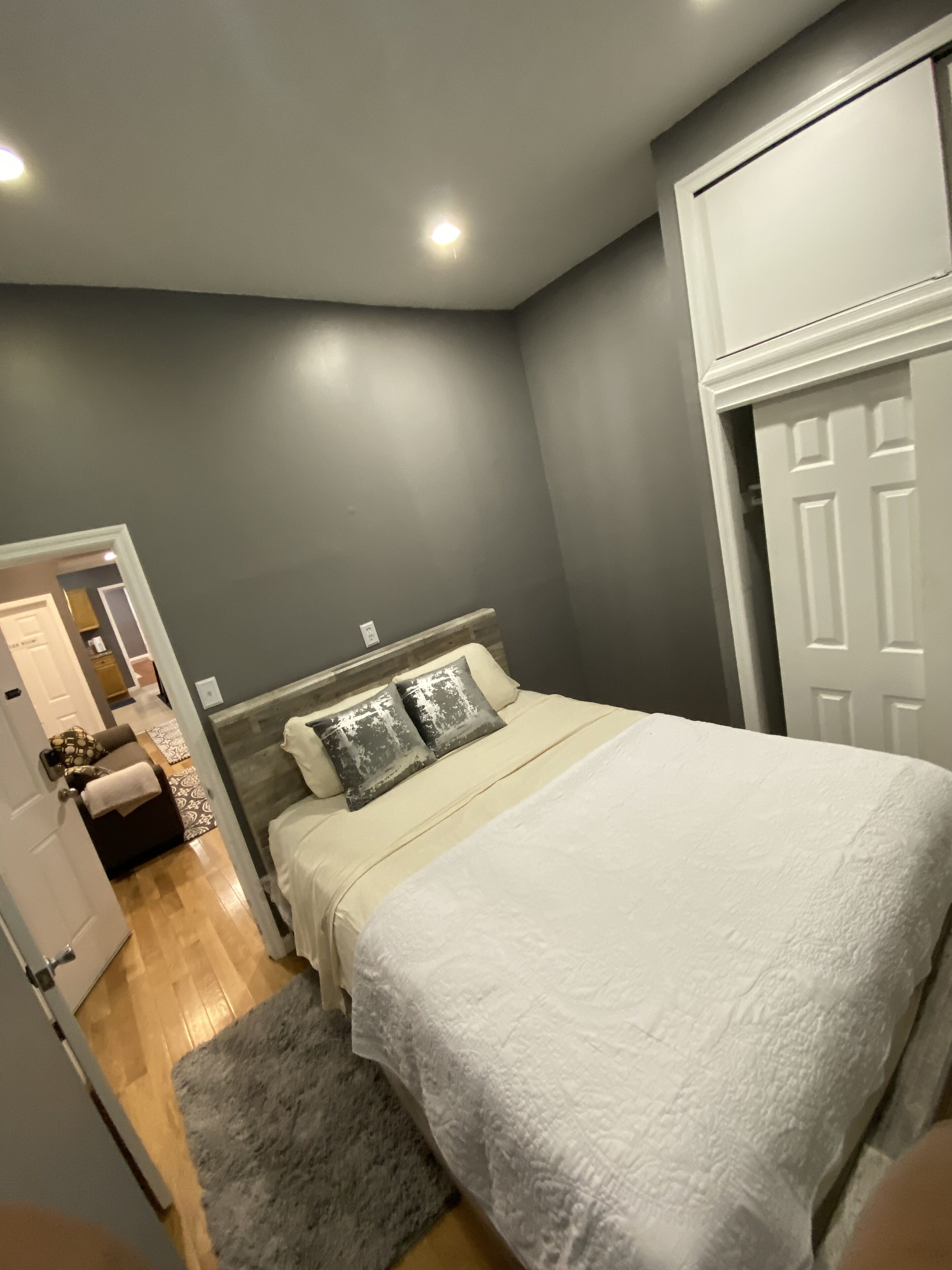 Clean Modern Minutes from Downtown Pet Friendly 