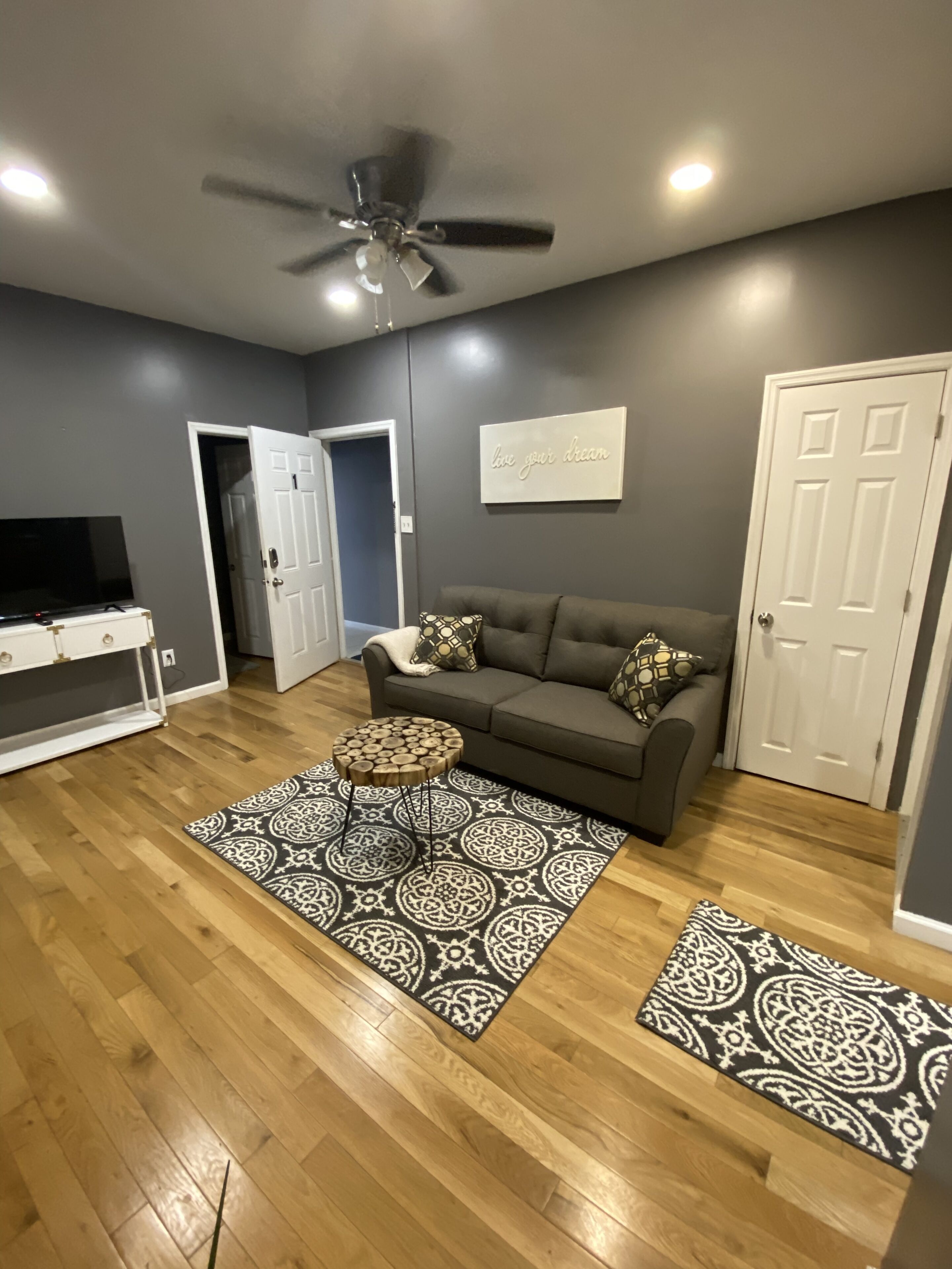 Clean Modern Minutes from Downtown Pet Friendly 