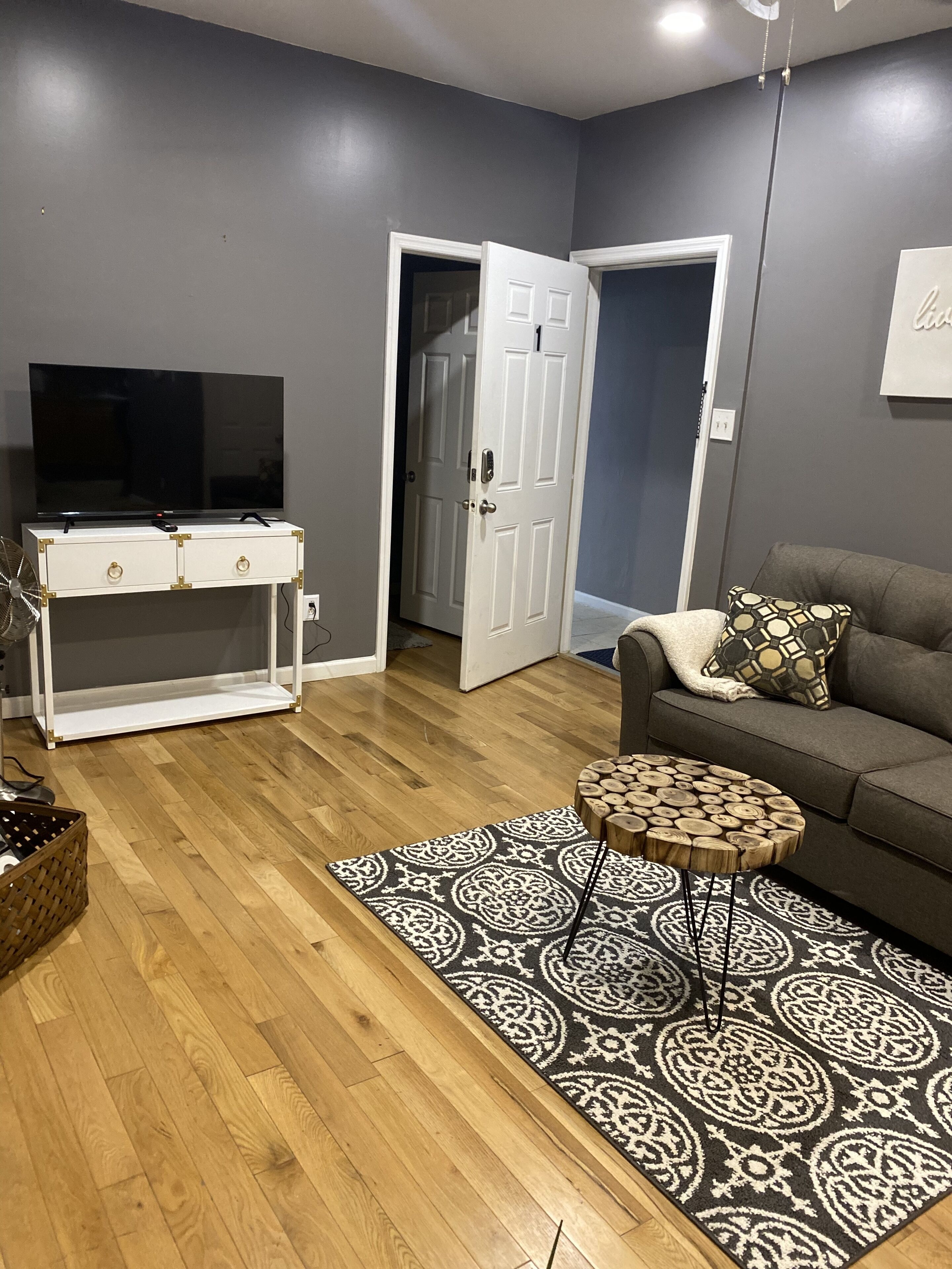 Clean Modern Minutes from Downtown Pet Friendly 