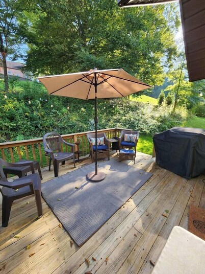 Lakeside Townhouse close to highways & town center