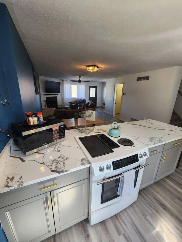 Jääkaappi, mikroaaltouuni, uuni, liesi