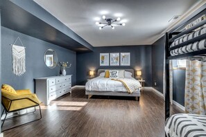 2 bedrooms, desk, iron/ironing board, travel cot - Family-Friendly - Cozy Modern - Convenient - USAFA - Air Force Academy (Colorado Springs)