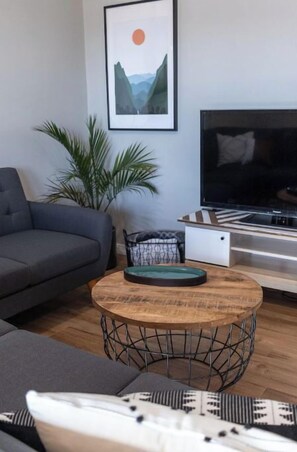 Een smart-tv en boeken