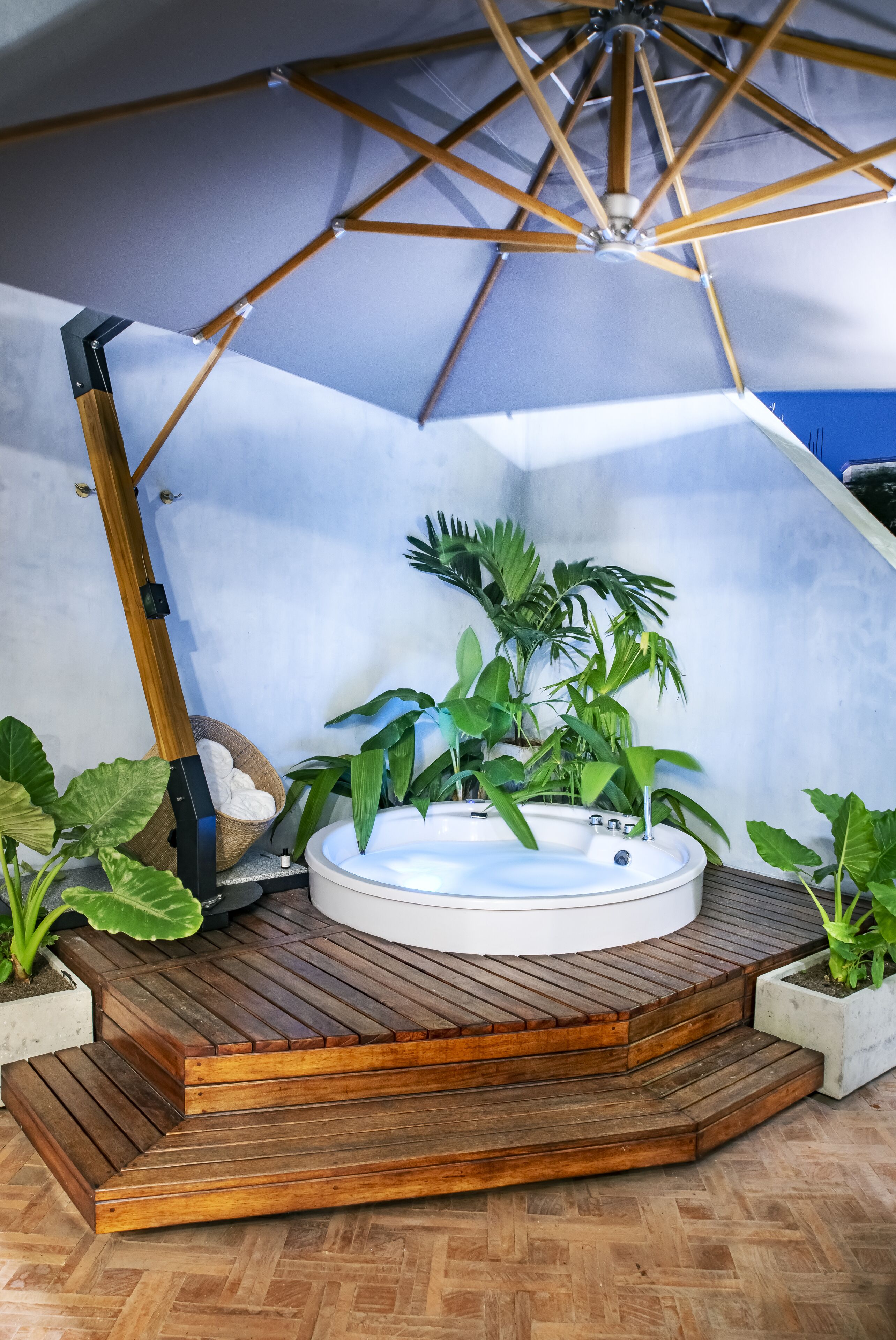 Habitación junior | Caja de seguridad en la habitación y decoración personalizada 