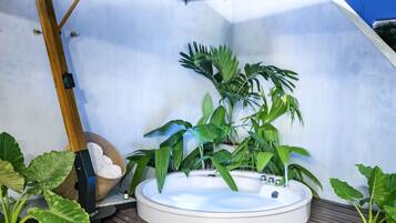 Habitación junior | Caja de seguridad en la habitación y decoración personalizada