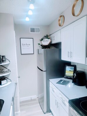 Private kitchen - (NEW)Nicely Decorated 1 Bedtoom (2) 70 inch tvs. New!!! (Dallas)