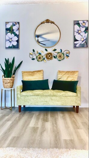 Interior - (NEW)Nicely Decorated 1 Bedtoom (2) 70 inch tvs. New!!! (Dallas)