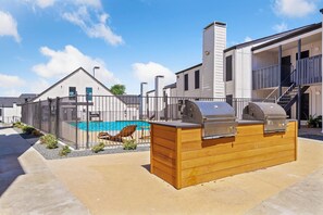 Terrace/patio - (NEW)Nicely Decorated 1 Bedtoom (2) 70 inch tvs. New!!! (Dallas)