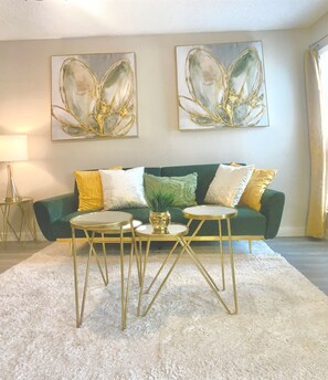 Interior - (NEW)Nicely Decorated 1 Bedtoom (2) 70 inch tvs. New!!! (Dallas)