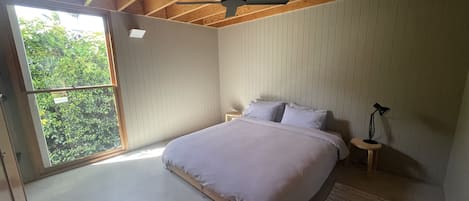 3 slaapkamers, een strijkplank/strijkijzer, gratis wifi, beddengoed