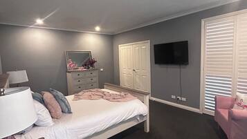 4 bedrooms, iron/ironing board, WiFi, bed sheets