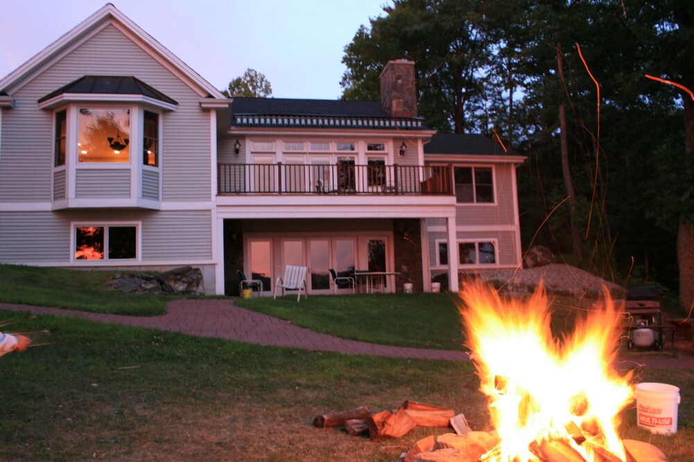 Dreamy Nest: Spacious house on Lake George - perfect for both rest & adventure!