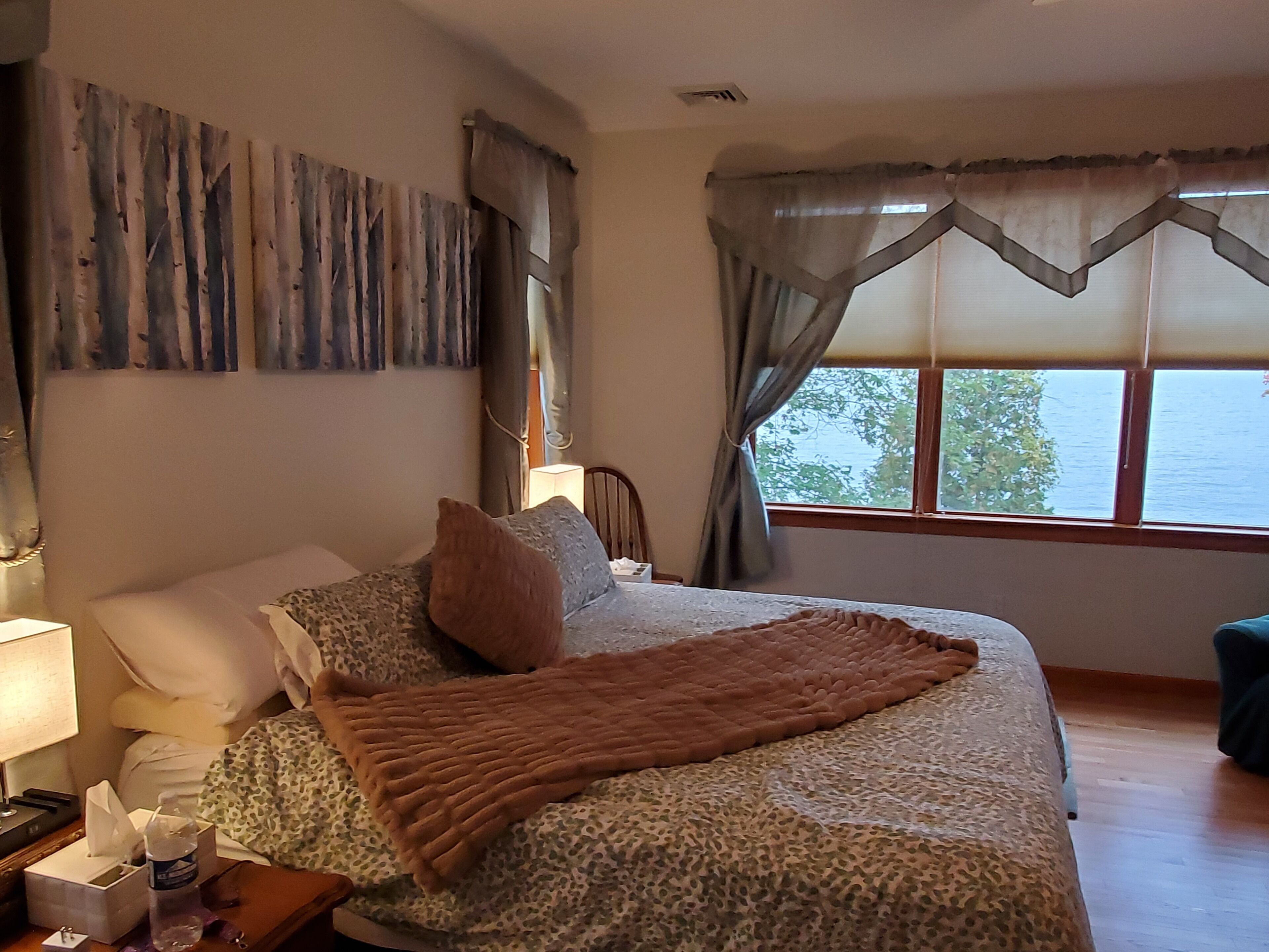 Dreamy Nest: Spacious house on Lake George - perfect for both rest & adventure!