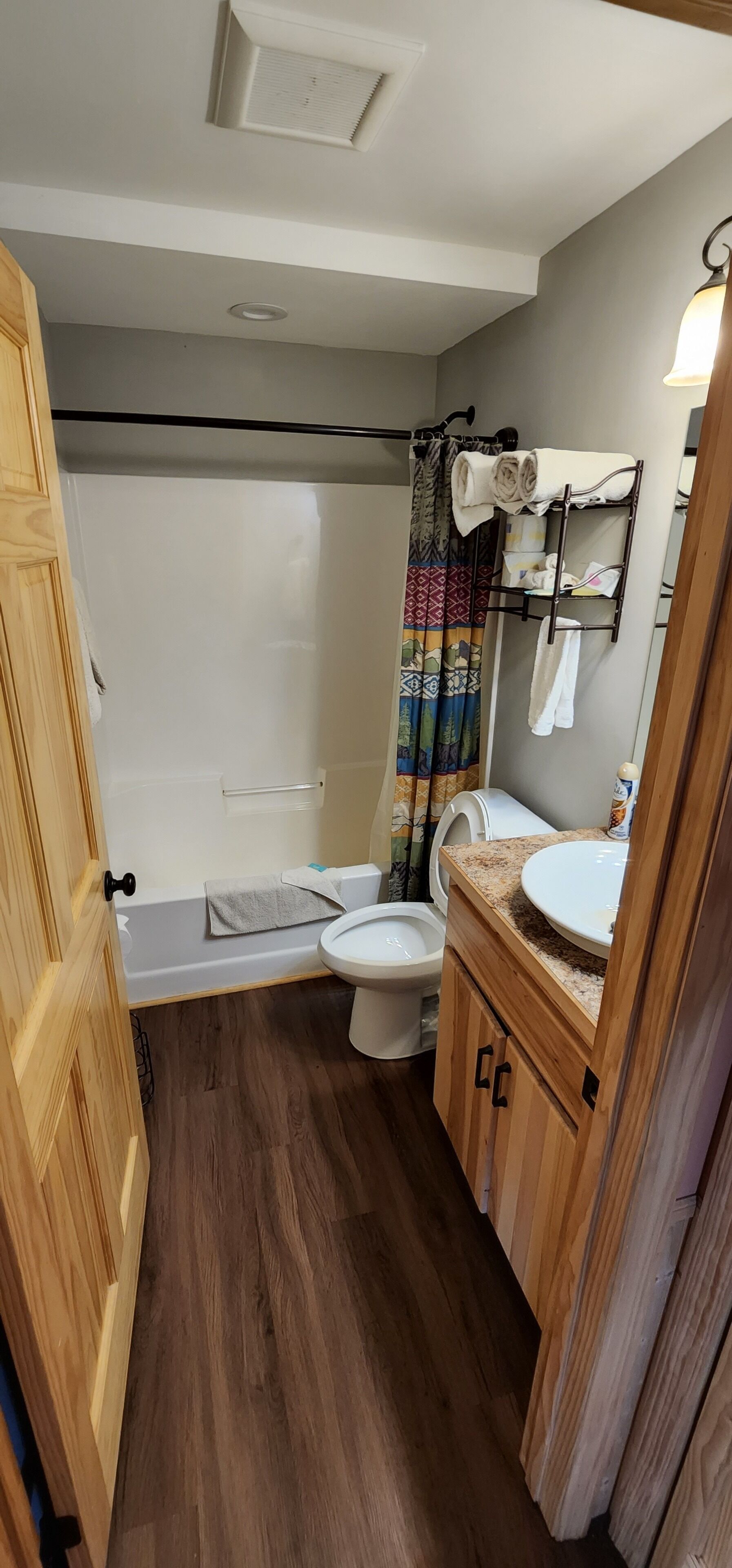 Beautiful Lakeside Grand Cabin