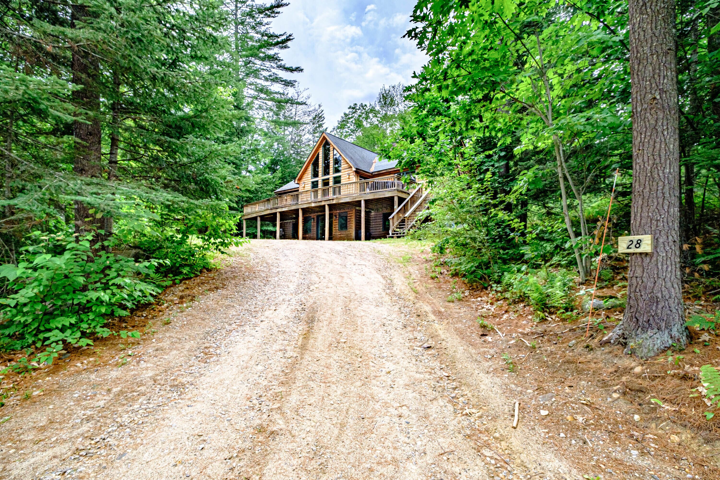 Tucker's Hideaway -  Tucked away in the woods, 5 minute drive to Sunday River Ski Resort!