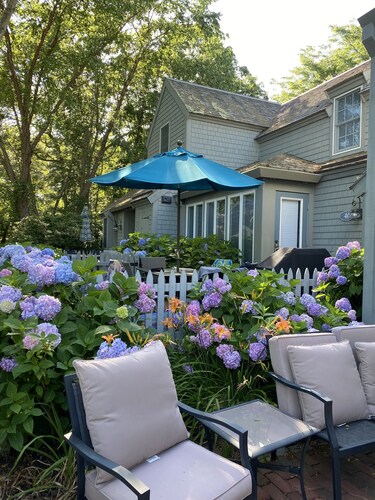 Nantucket Style Cottage Steps from Private Beach
