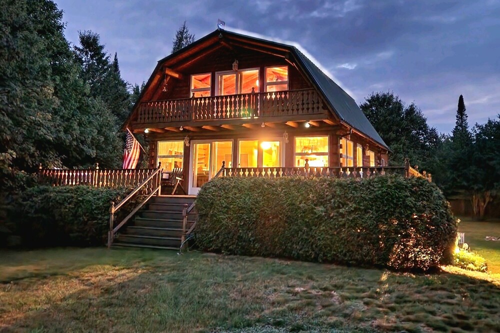 Mountain View Cabin with Hot Tub near Santas Village