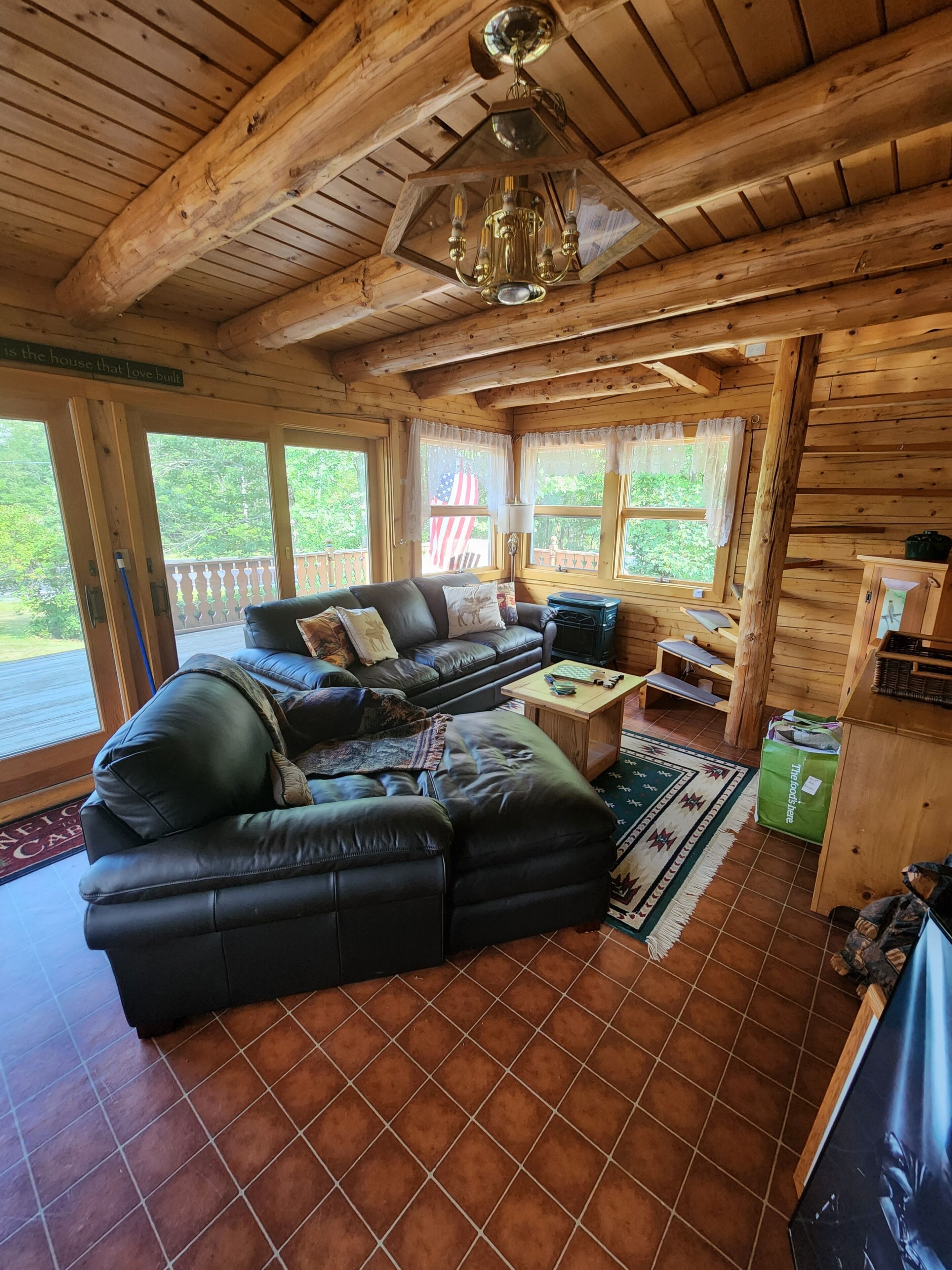 Mountain View Cabin with Hot Tub near Santas Village
