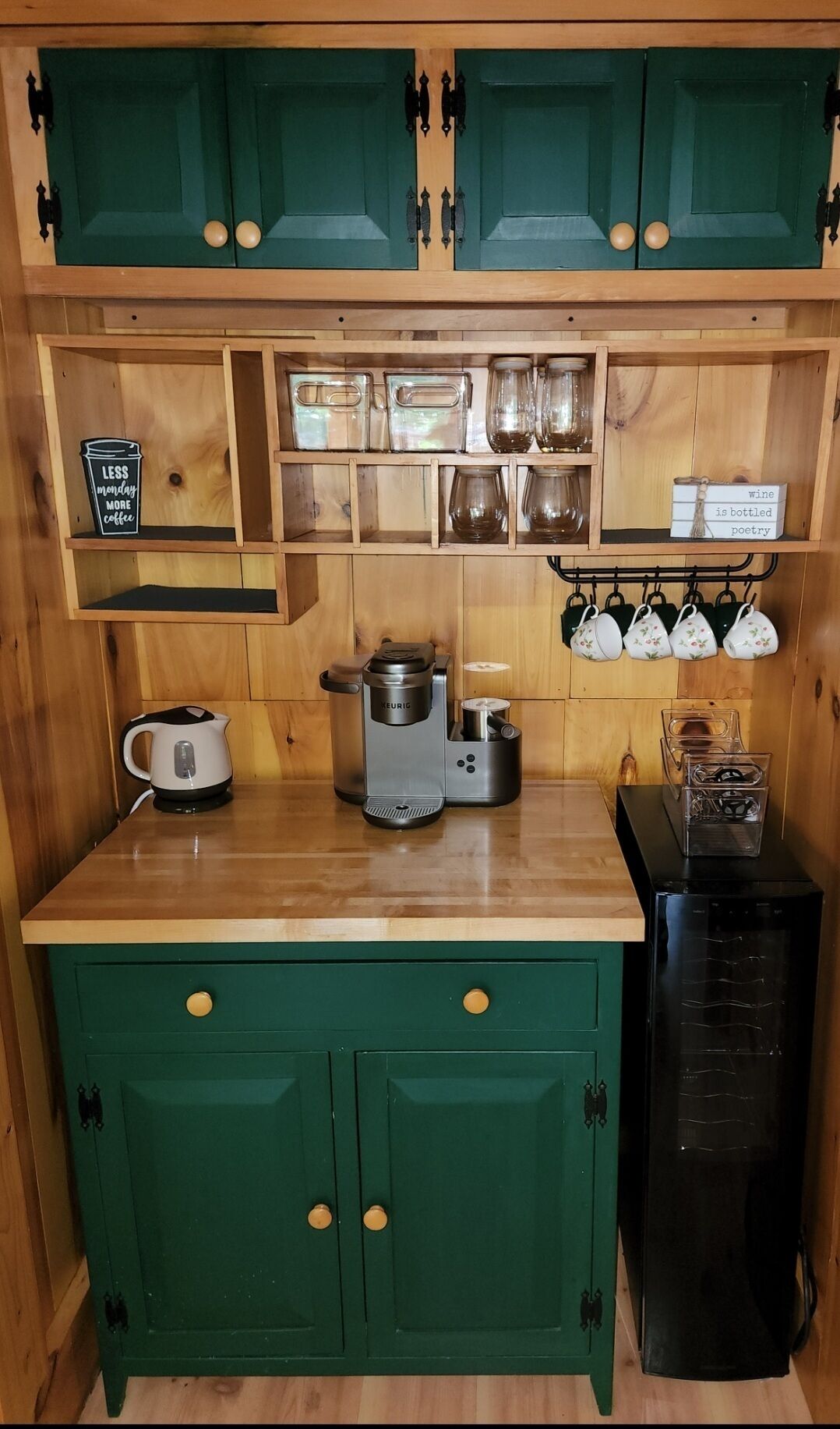 Mountain View Cabin with Hot Tub near Santas Village