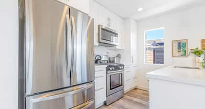 Charming gem near the beach with large backyard, cornhole, fast WiFi & grill