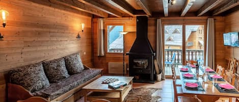 TV, fireplace