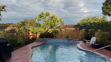 Una piscina al aire libre, una piscina climatizada