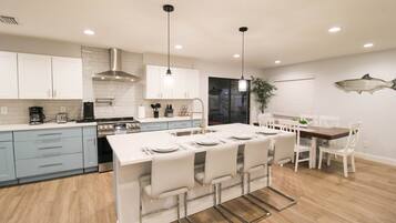 KylskÄp, mikrovÄgsugn, ugn och spishÀll