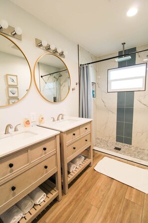Douche, sèche-cheveux, bidet, serviettes fournies
